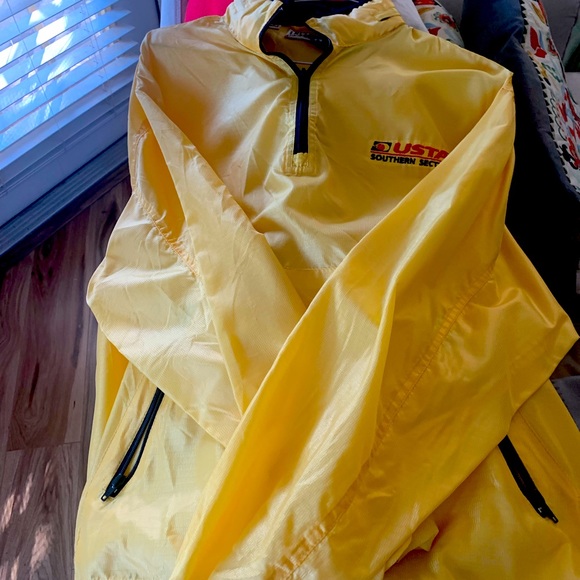 Nice nylon pullover. Zip with draw string bottom. - Picture 3 of 8